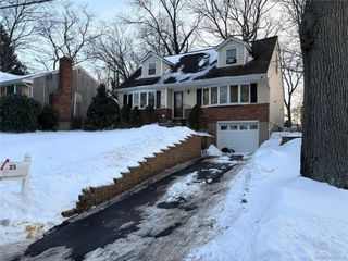 21 Valleywood Drive, Huntington Station, NY 11746