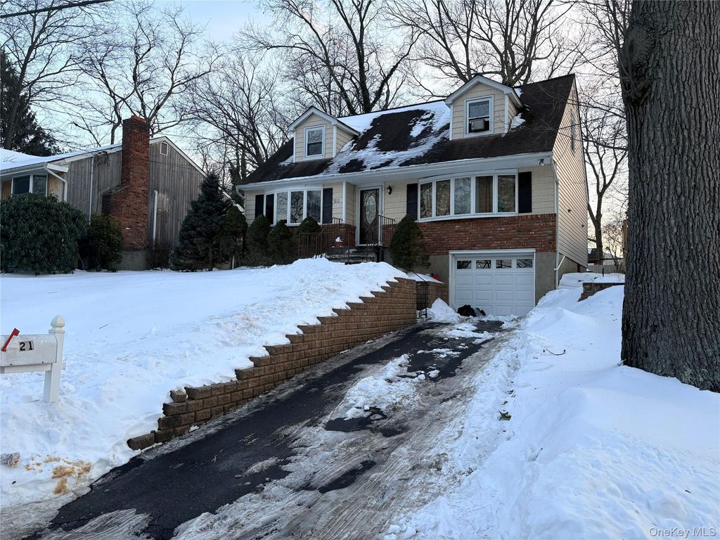 21 Valleywood Drive, Huntington Station, NY 11746