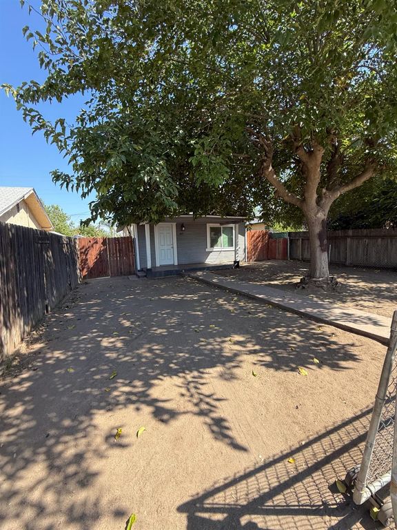 817 S 8th Street, Fresno, CA 93702