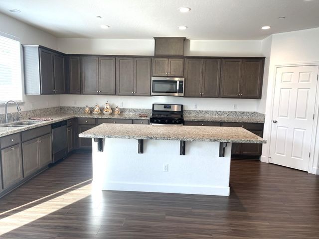 401 Manuel Court, Los Banos, CA 93635