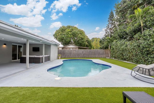 124 SW 11th Avenue, Boynton Beach, FL 33435