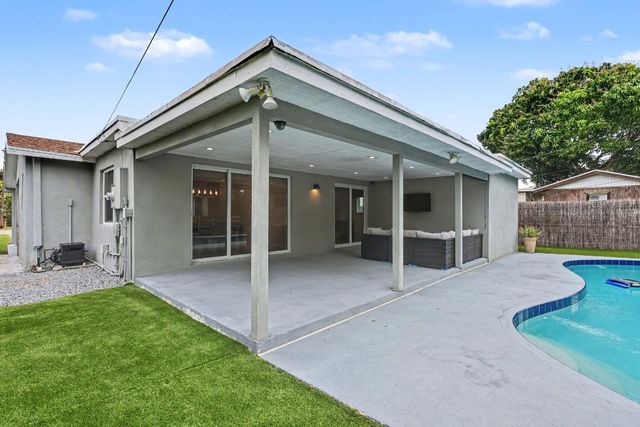 124 SW 11th Avenue, Boynton Beach, FL 33435