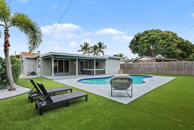 124 SW 11th Avenue, Boynton Beach, FL 33435