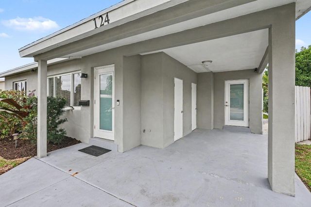 124 SW 11th Avenue, Boynton Beach, FL 33435
