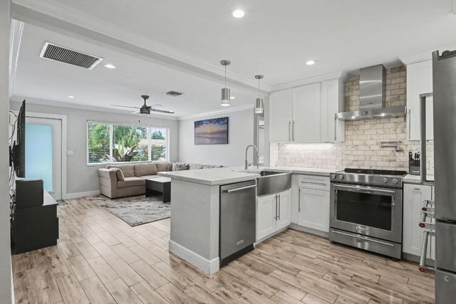 124 SW 11th Avenue, Boynton Beach, FL 33435