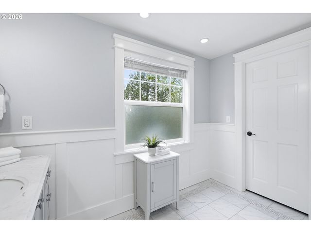 16 DEL PRADO St, Lake Oswego, OR 97035