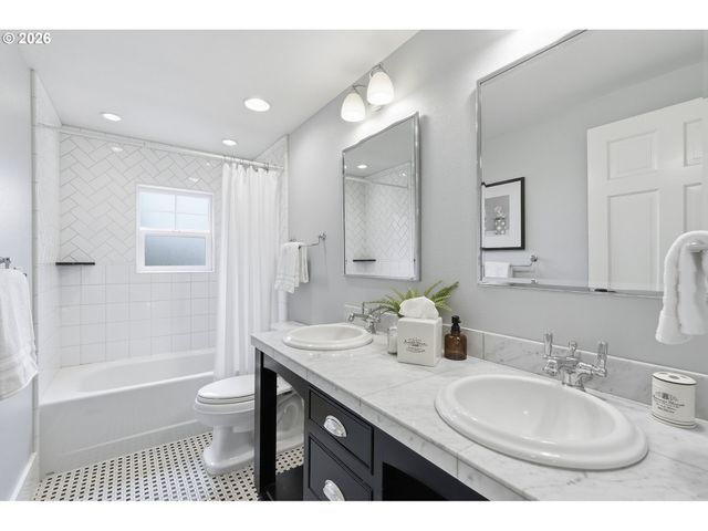 16 DEL PRADO St, Lake Oswego, OR 97035