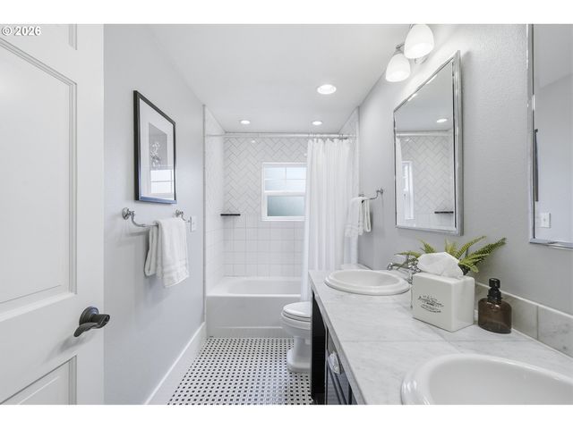 16 DEL PRADO St, Lake Oswego, OR 97035