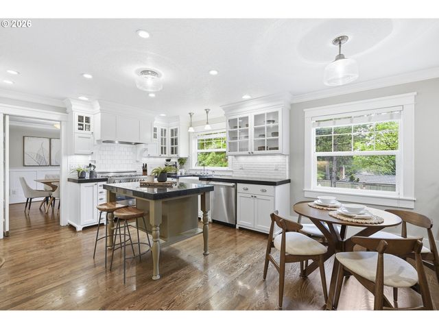 16 DEL PRADO St, Lake Oswego, OR 97035