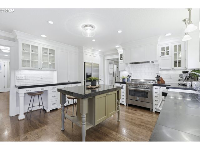 16 DEL PRADO St, Lake Oswego, OR 97035