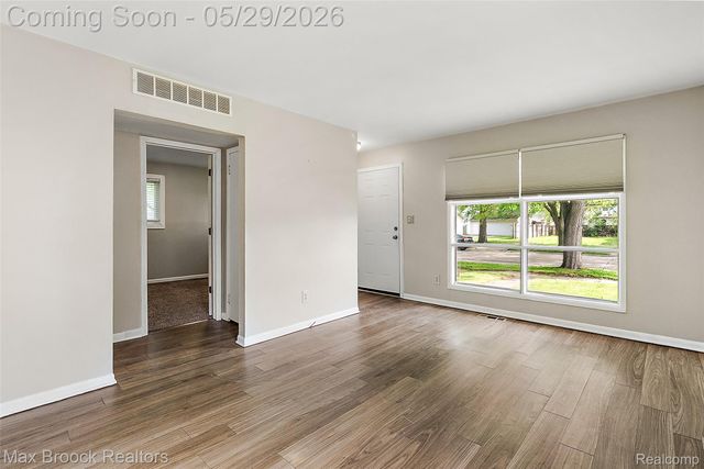 41 E Madge Avenue, Hazel Park, MI 48030