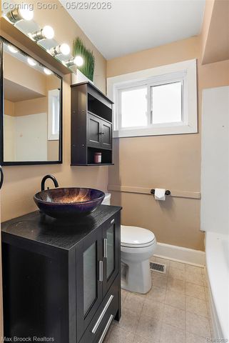 41 E Madge Avenue, Hazel Park, MI 48030