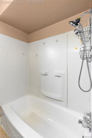 41 E Madge Avenue, Hazel Park, MI 48030