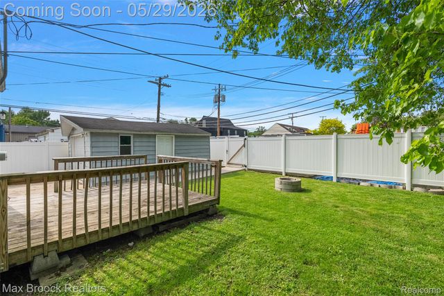 41 E Madge Avenue, Hazel Park, MI 48030