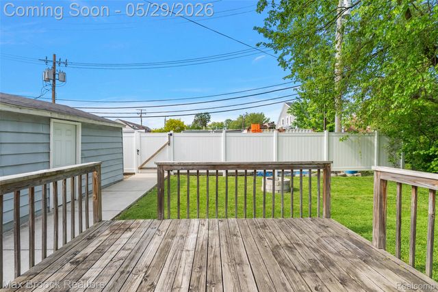 41 E Madge Avenue, Hazel Park, MI 48030