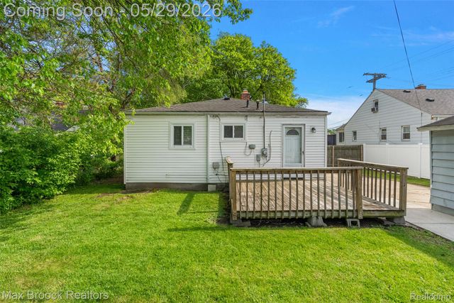 41 E Madge Avenue, Hazel Park, MI 48030