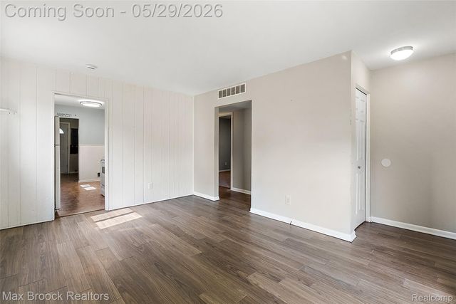 41 E Madge Avenue, Hazel Park, MI 48030