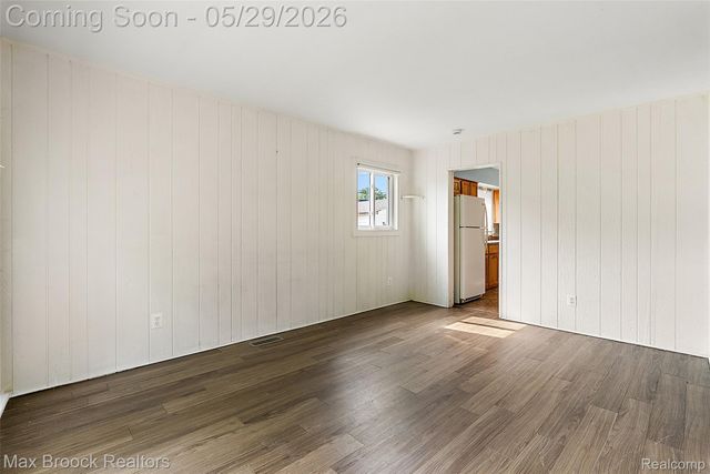 41 E Madge Avenue, Hazel Park, MI 48030