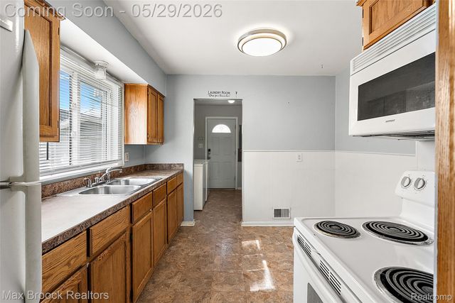 41 E Madge Avenue, Hazel Park, MI 48030