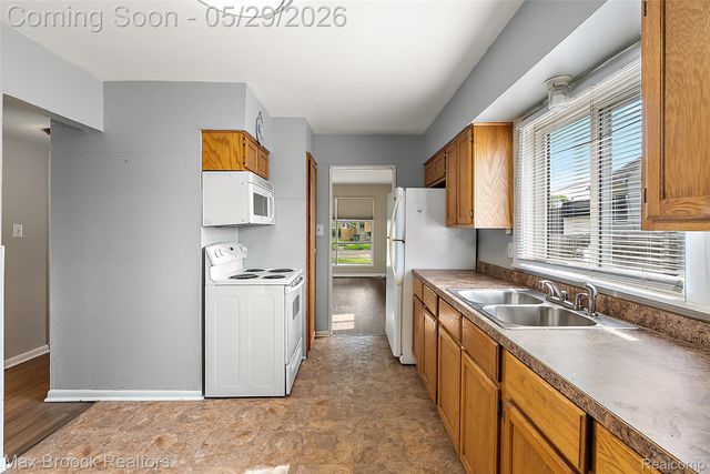 41 E Madge Avenue, Hazel Park, MI 48030