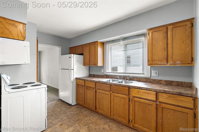 41 E Madge Avenue, Hazel Park, MI 48030