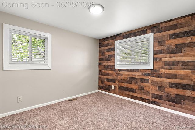 41 E Madge Avenue, Hazel Park, MI 48030
