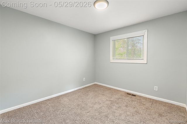 41 E Madge Avenue, Hazel Park, MI 48030