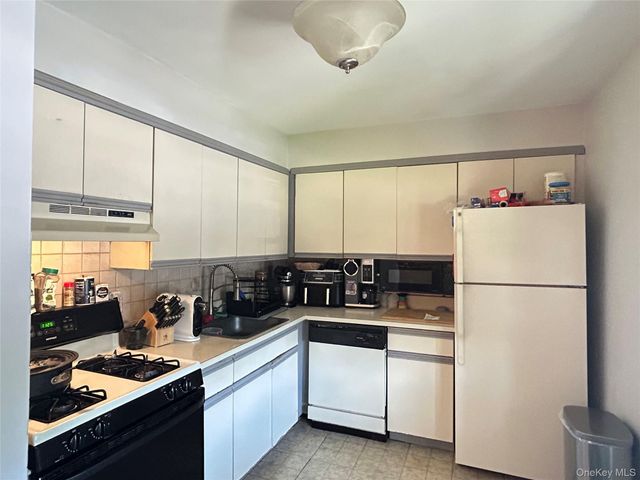 18 Cedar Court 18, Selden, NY 11784