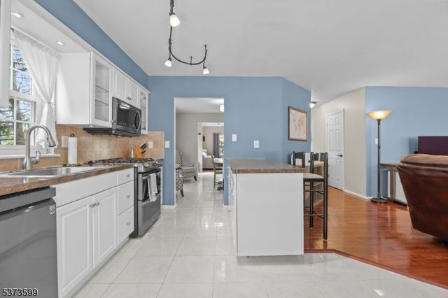 2 Sapphire Ln, Franklin Twp., NJ 08823