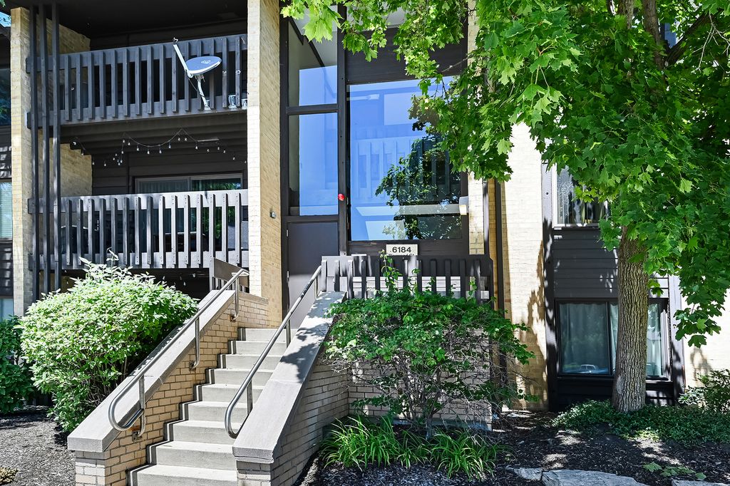 6184 Pinewood Court 302, Willowbrook, IL 60527