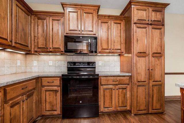 2004 NE 197th Court, Smithville, MO 64089