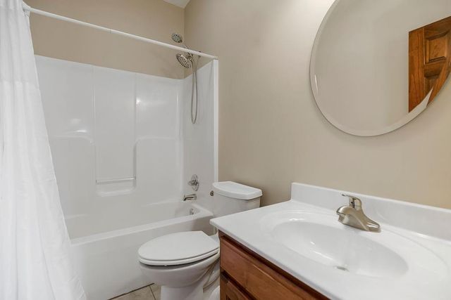 2004 NE 197th Court, Smithville, MO 64089