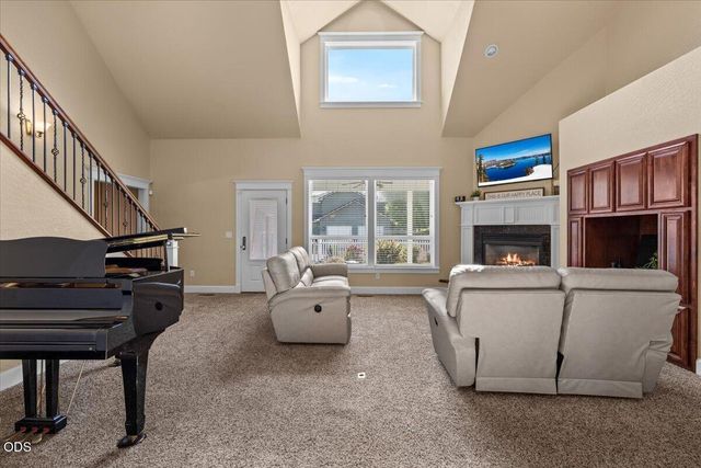 928 Buck Point Street, Central Point, OR 97502