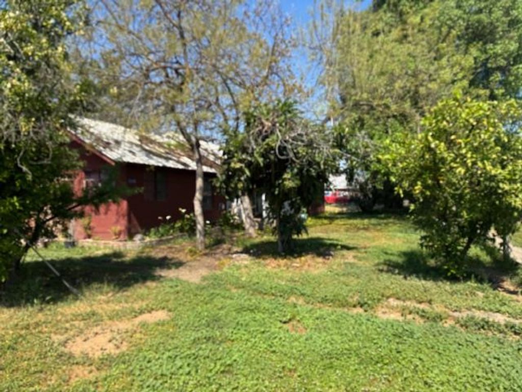 Image 3 of property listing at 560 S Recreation Avenue, Fresno, CA 93702