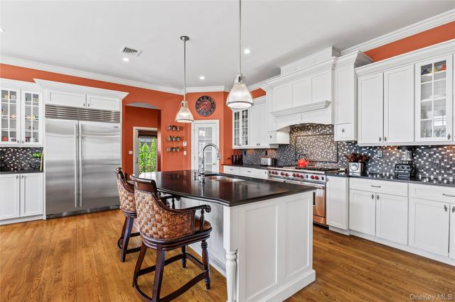 7 Brittany Lane, New Rochelle, NY 10805