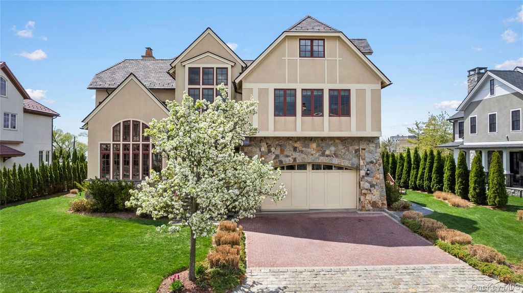 7 Brittany Lane, New Rochelle, NY 10805