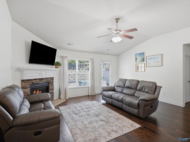 6809 Wintercrest Way SE, Owens Cross Roads, AL 35763