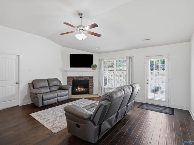 6809 Wintercrest Way SE, Owens Cross Roads, AL 35763