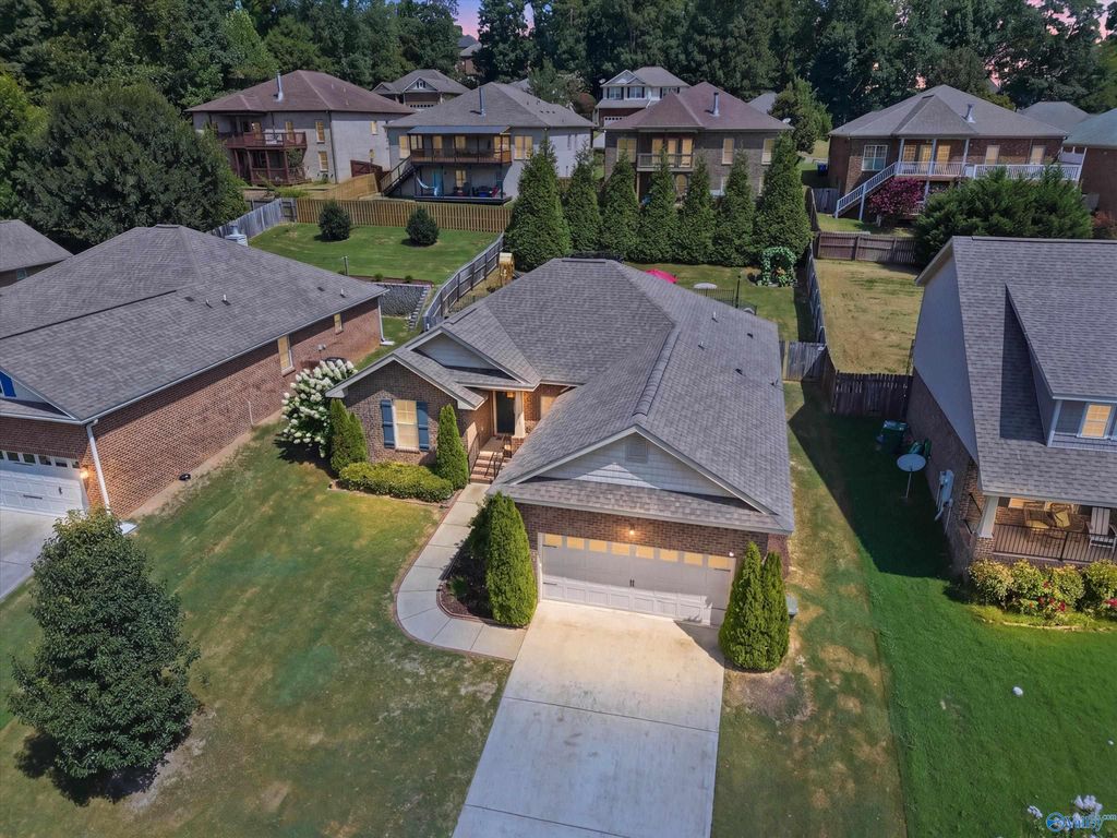 6809 Wintercrest Way SE, Owens Cross Roads, AL 35763