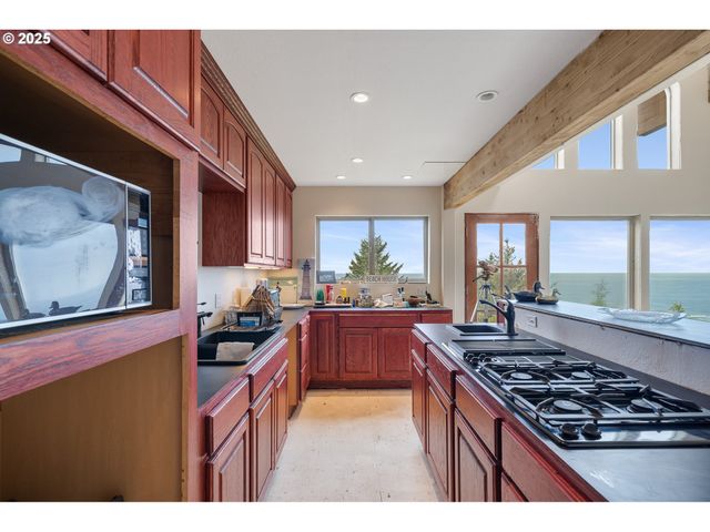 535 KESTERSON Ct, Rockaway Beach, OR 97136