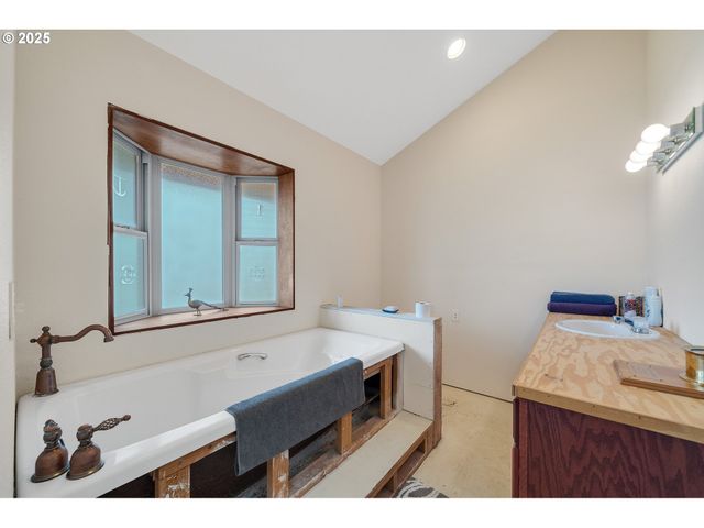 535 KESTERSON Ct, Rockaway Beach, OR 97136