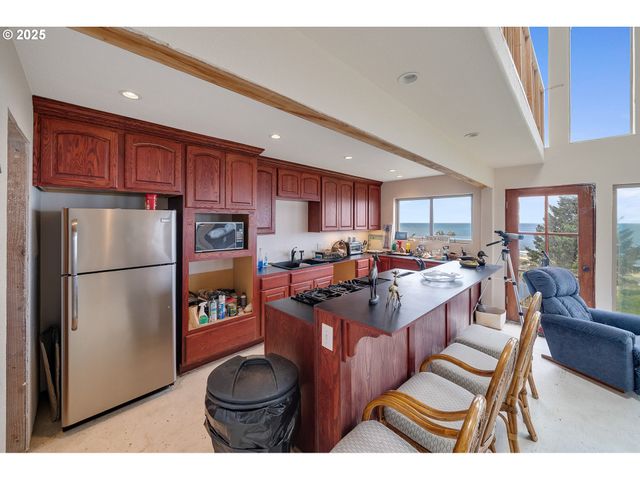 535 KESTERSON Ct, Rockaway Beach, OR 97136