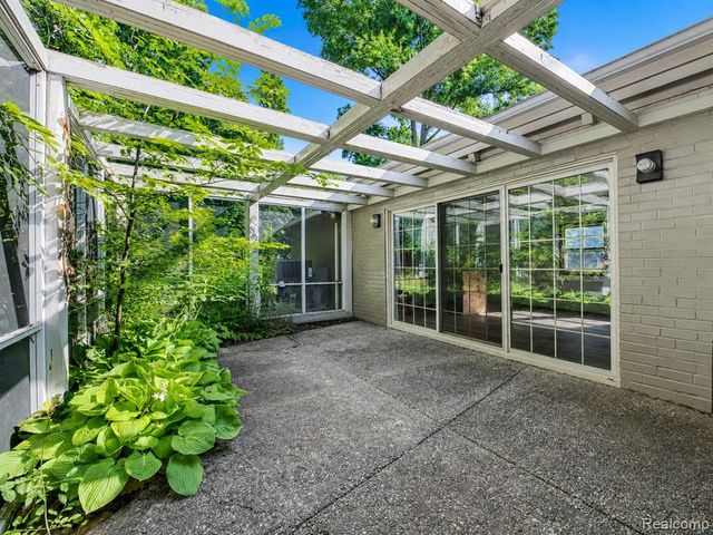 31555 Westlady Drive, Beverly Hills, MI 48025