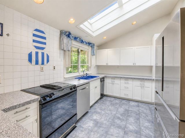 31555 Westlady Drive, Beverly Hills, MI 48025