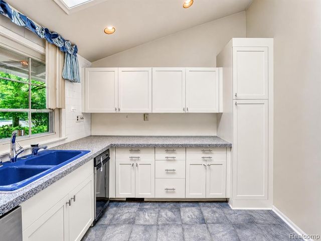 31555 Westlady Drive, Beverly Hills, MI 48025