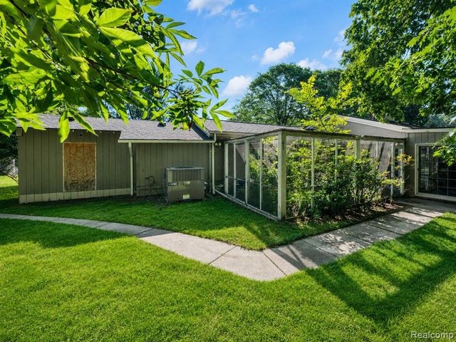 31555 Westlady Drive, Beverly Hills, MI 48025