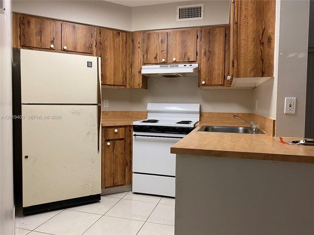 210 Lake Pointe Dr 114, Oakland Park, FL 33309
