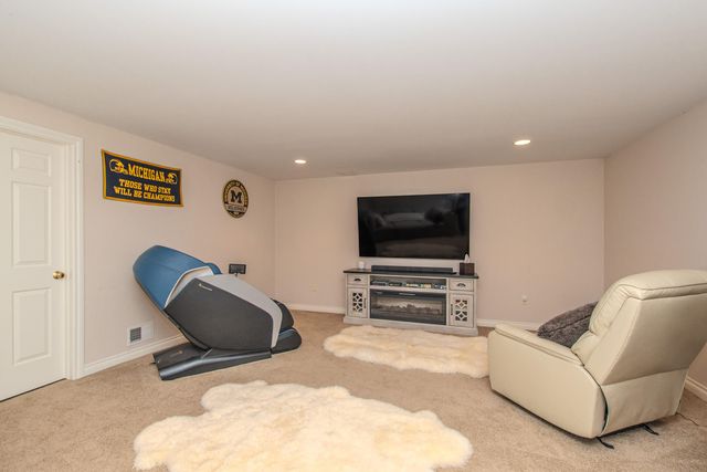 4324 Lohr Road, Ann Arbor, MI 48108