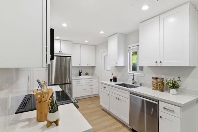209 E Red Oak Drive F, Sunnyvale, CA 94086