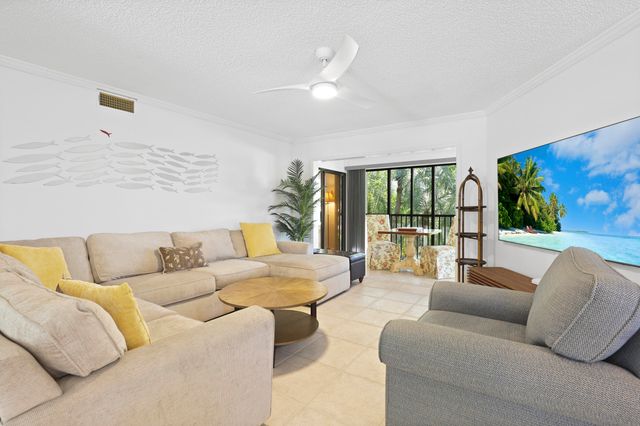5172 SE Club Way 207, Stuart, FL 34997